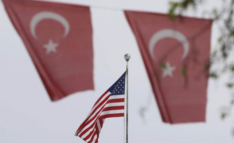 اعلام تركية امام السفارة الأميركية في أنقرة