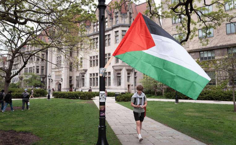 علم فلسطيني في حرم جامعة شيكاغو