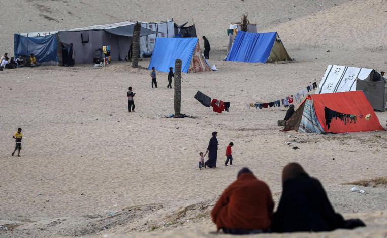 أسر فلسطينية في مخيمات على ساحل رفح